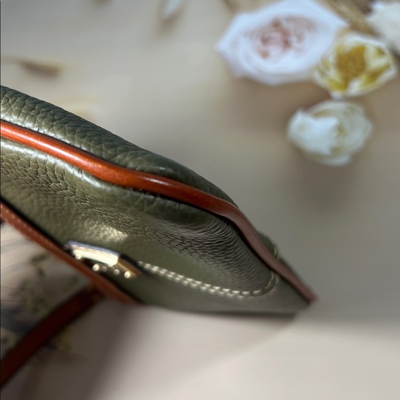 🦆 DOONEY & BOURKE LARGE SLIM OLIVE AND BROWN TWO TONE LEATHER WRISTLET BAG
